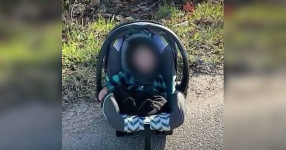 Amazon-Lieferfahrer bremst beim Anblick eines 5 Monate alten Kindes in einem Autositz am Straßenrand