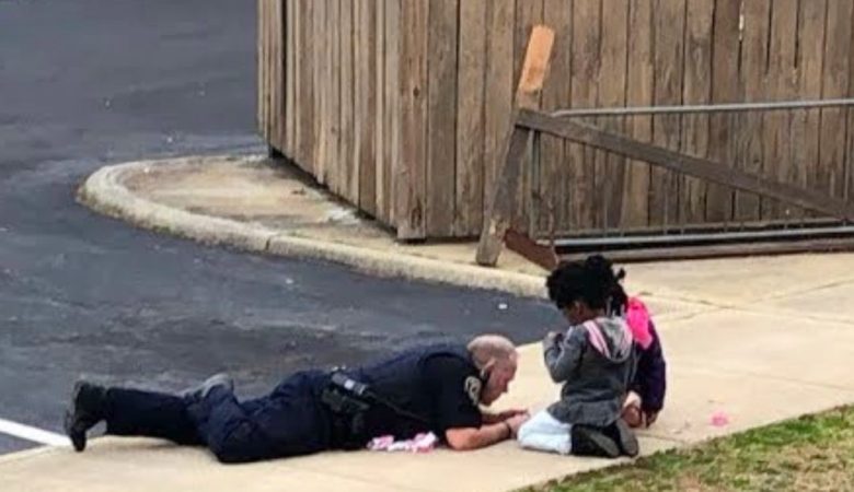 Der Polizist lernt, dass die Mädchen ihn fürchten, also legt er sich mit ihnen auf den Boden, um sein wahres Gesicht zu zeigen