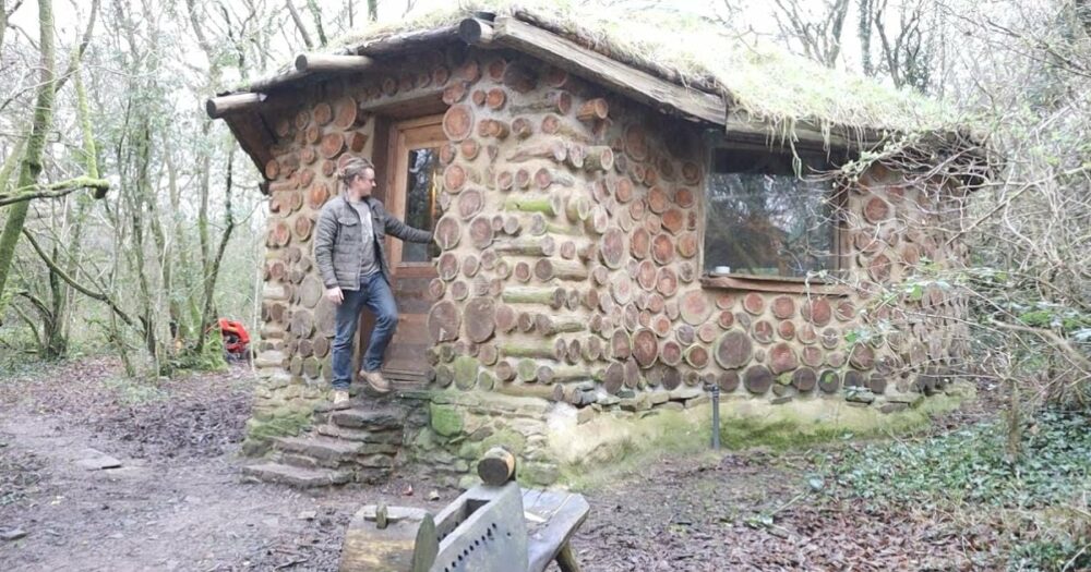 Mann führt durch sein schönes, netzunabhängiges Märchenhaus im Wald